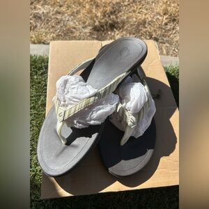 Women’s Olukai Ho’Opio Clay Stripe Thong Sandal sz 9